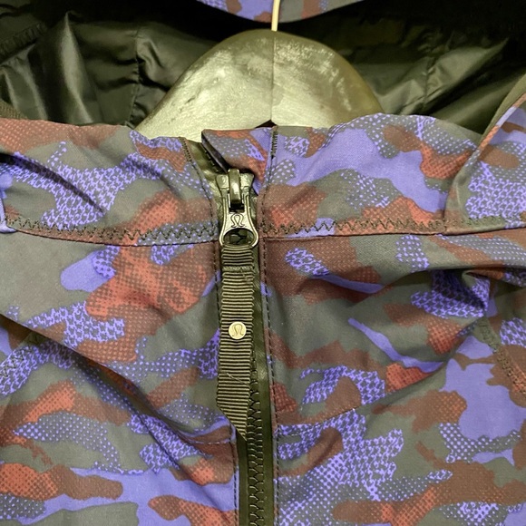 ❤️💜Lululemon Rain for Daze Jacket II Hounds Camo Emperor Blue Black Size 6💜❤️ - Picture 3 of 8